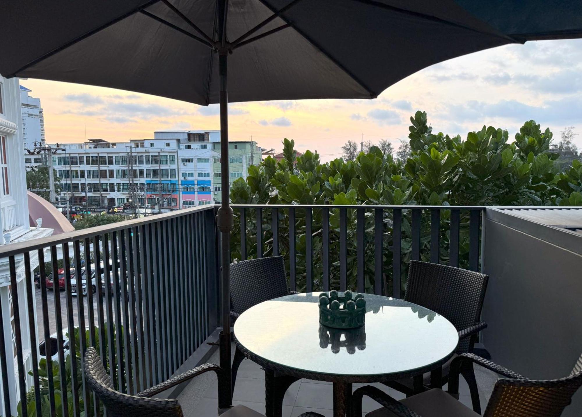 The Deck Condominium By Lofty Patong Экстерьер фото